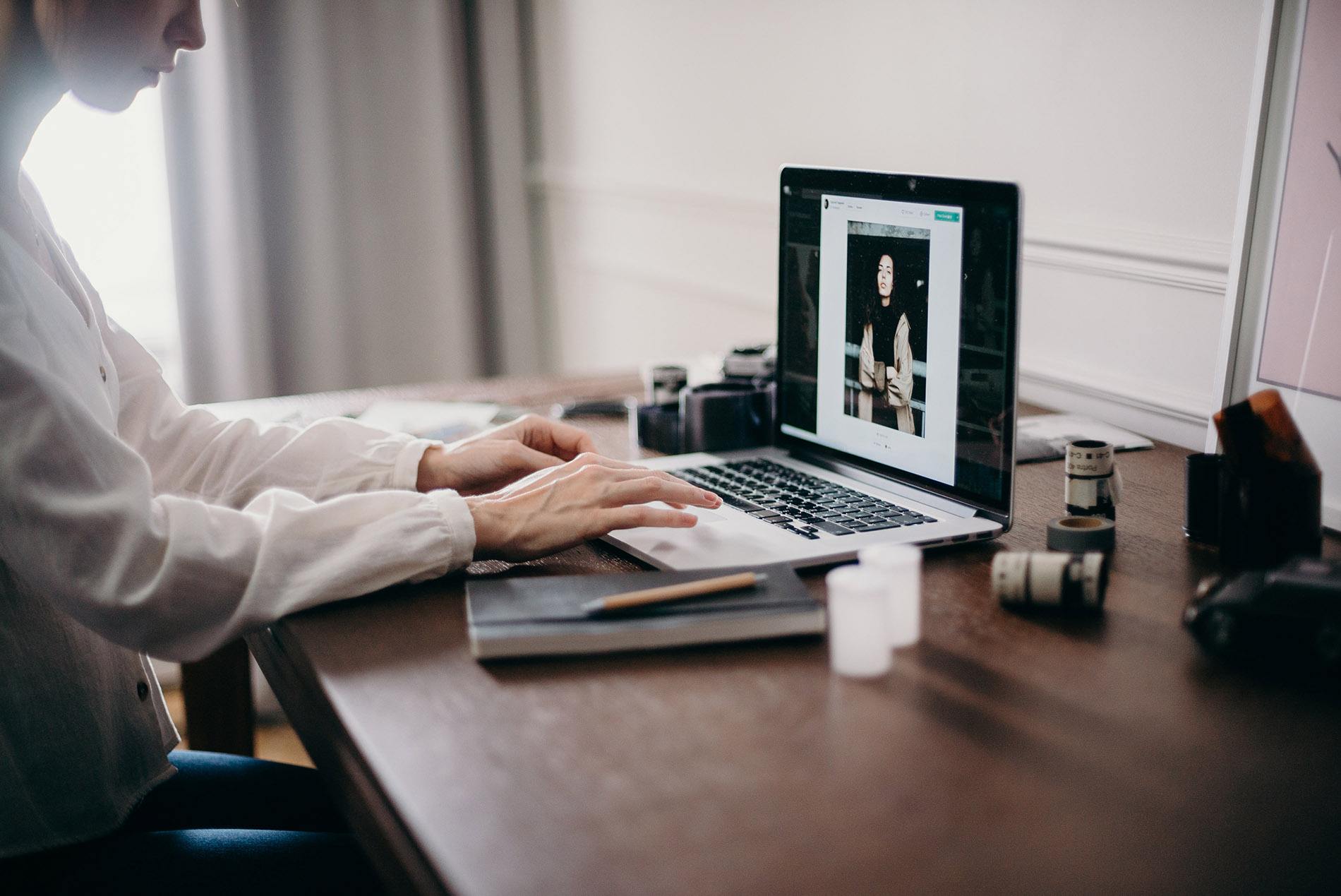 woman using macbook pro 1900 x 1270