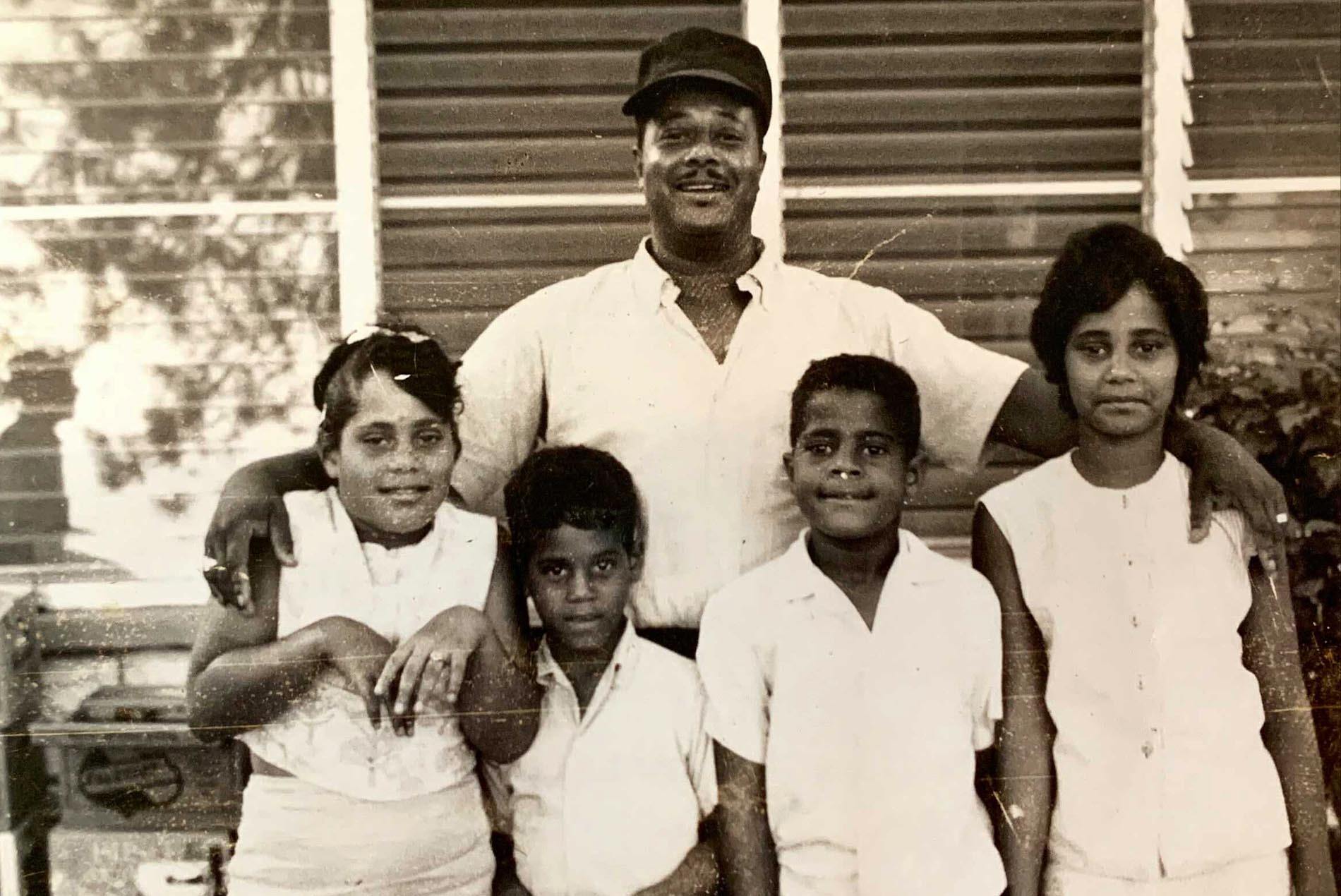 Kaven Swan family 1900x1270 1