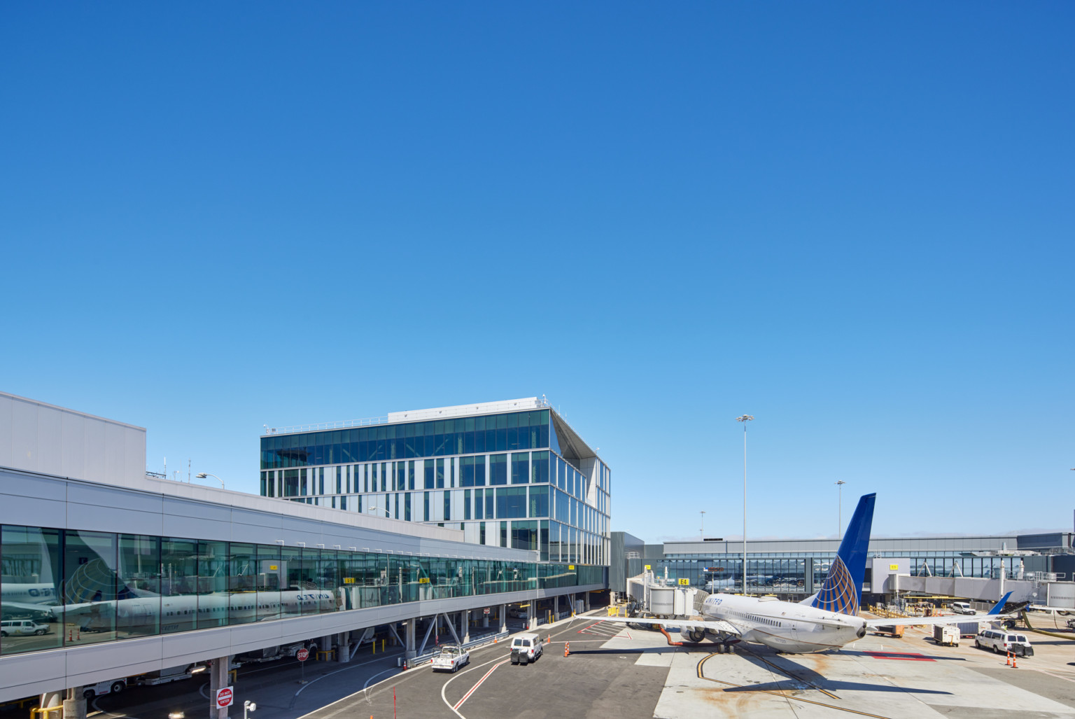 San francisco international airport courtyard 3 connector hok