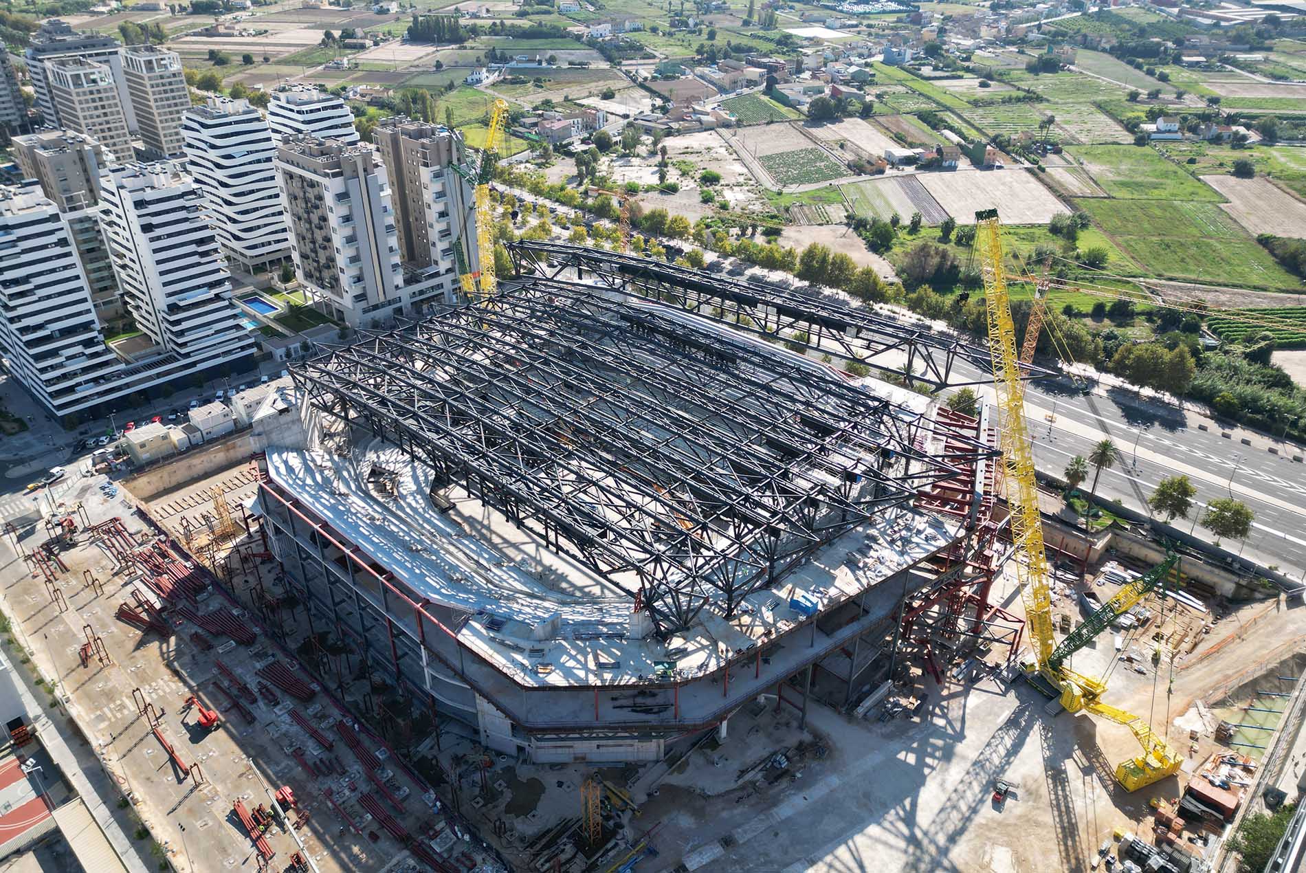 El Roig Arena de Valencia logra un importante hito constructivo con la instalación de ocho enormes cerchas