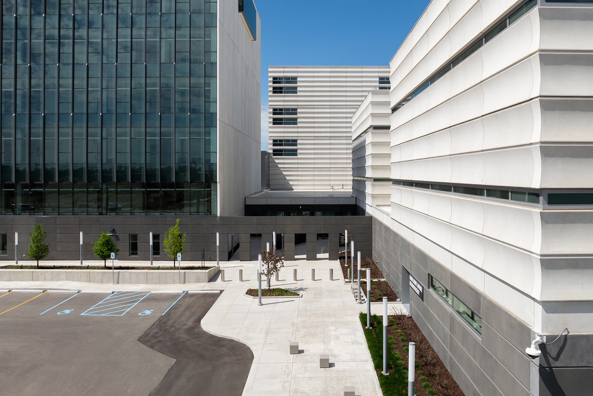 Exterior facade and entrance of the Wayne County Justice Center Detroit HOK