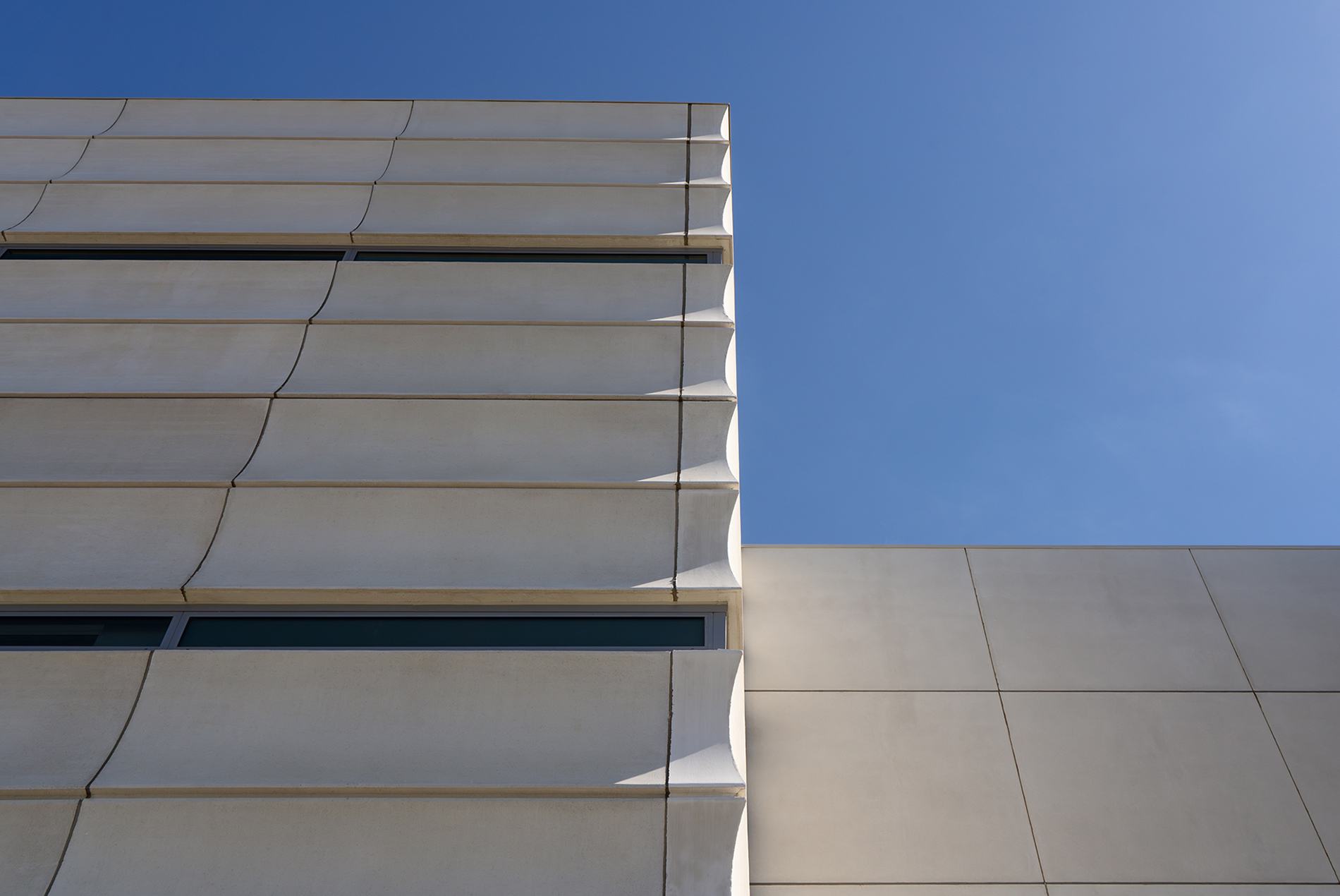 Scalloped precast facade at the Wayne County Justice Center Detroit Michigan HOK