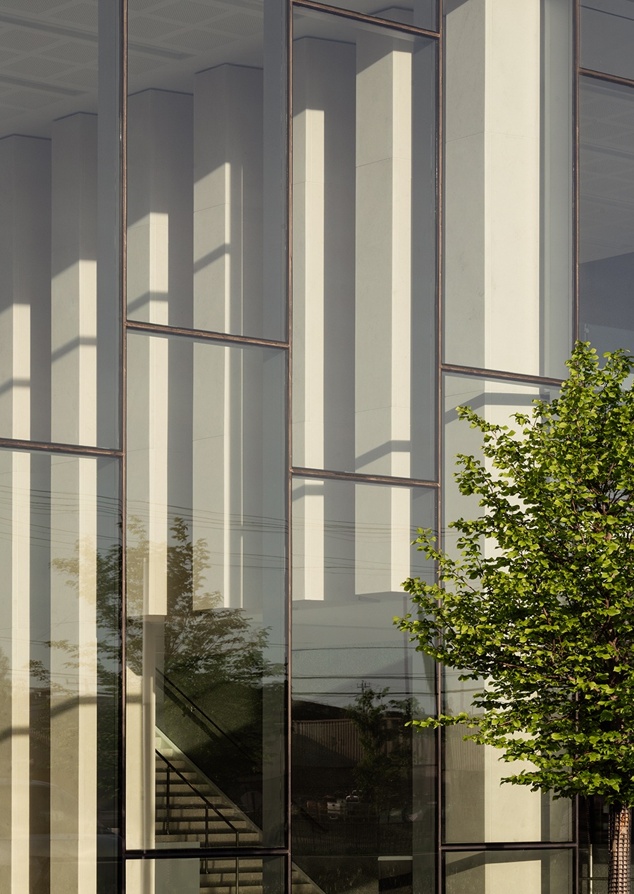 Glass walls looking into the Wayne County Justice Center Detroit Michigan HOK
